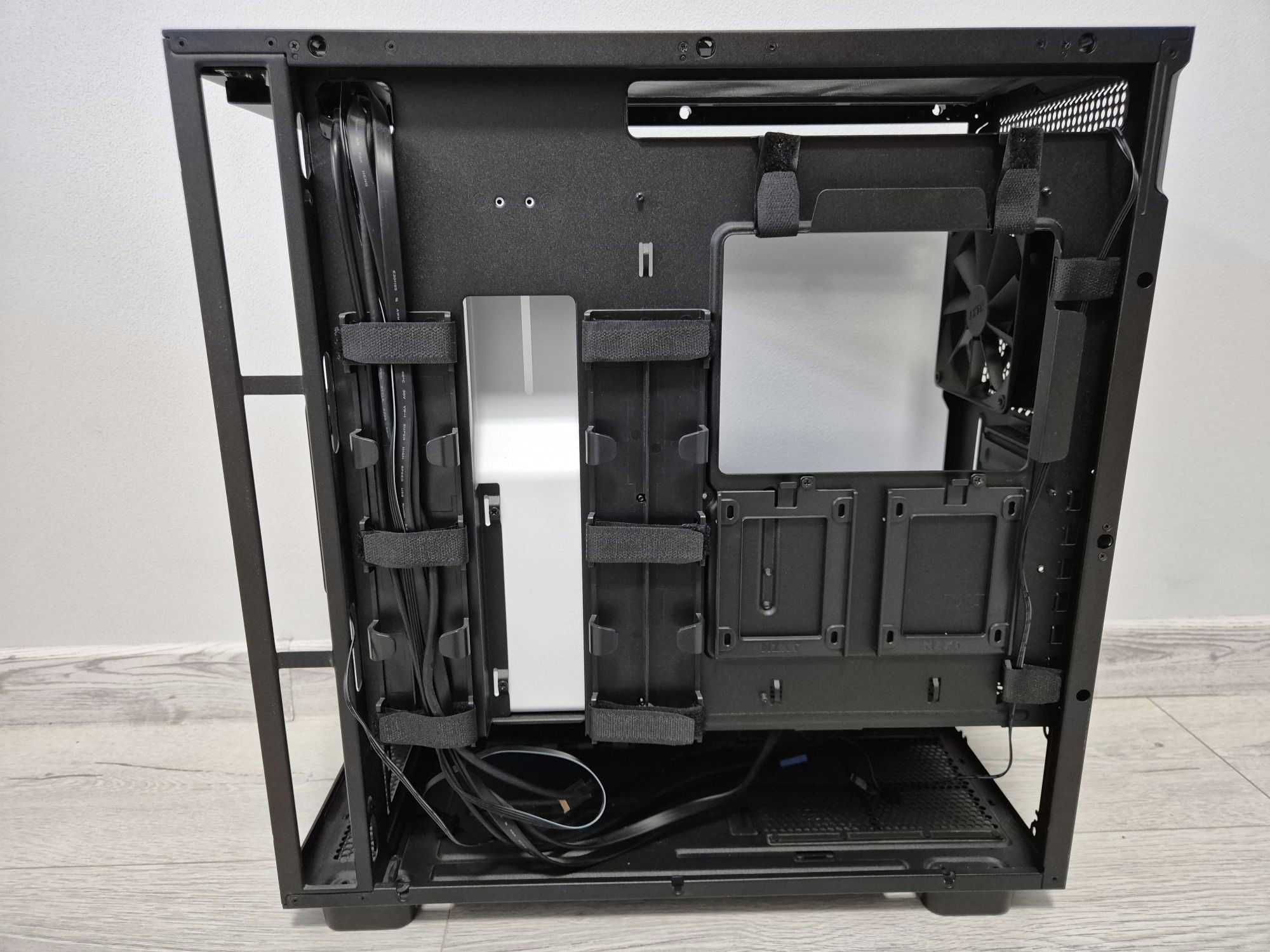 E-ATX\ATX корпус NZXT H7 v1 2022 Base Edition Black and White. TradeIN