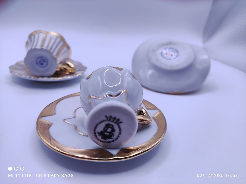 Conjunto de três mini chávenas de coleção douradas em Porcelana
