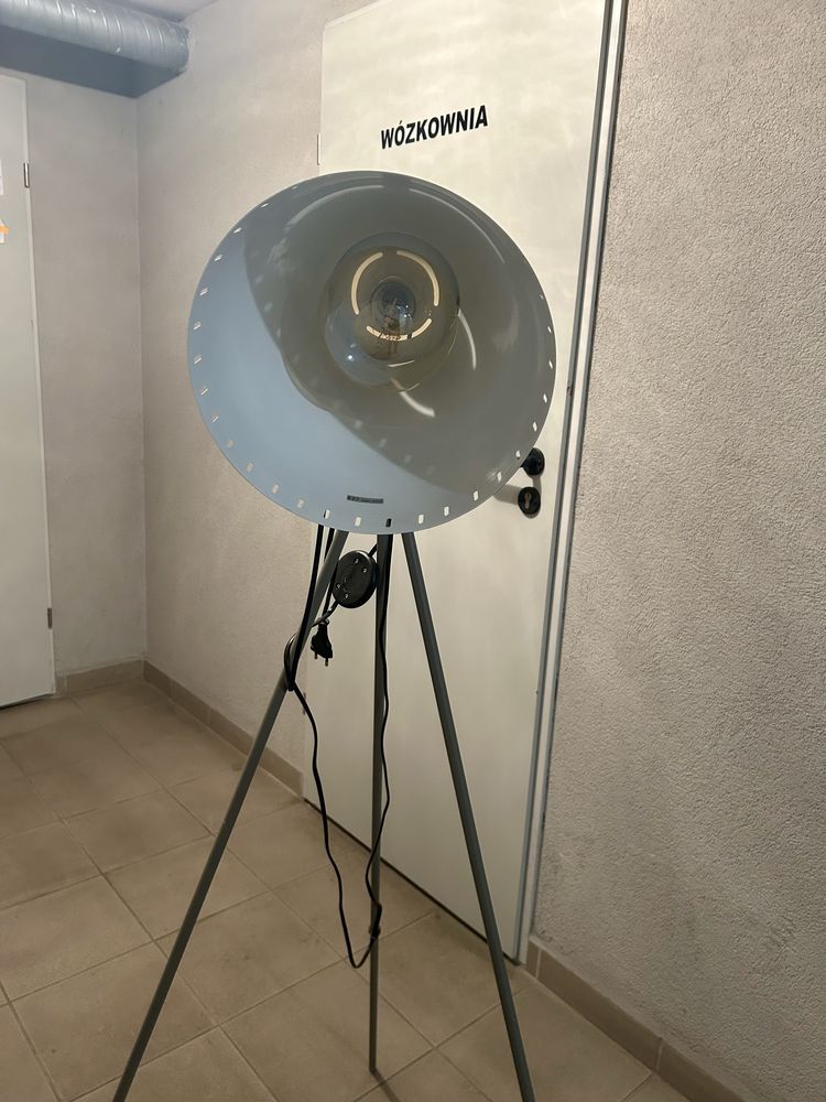 Lampa stojąca do salonu