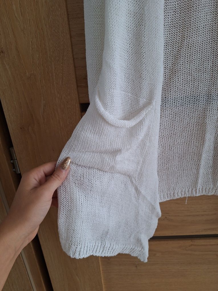 Biały cienki sweterek narzutka z kieszeniami