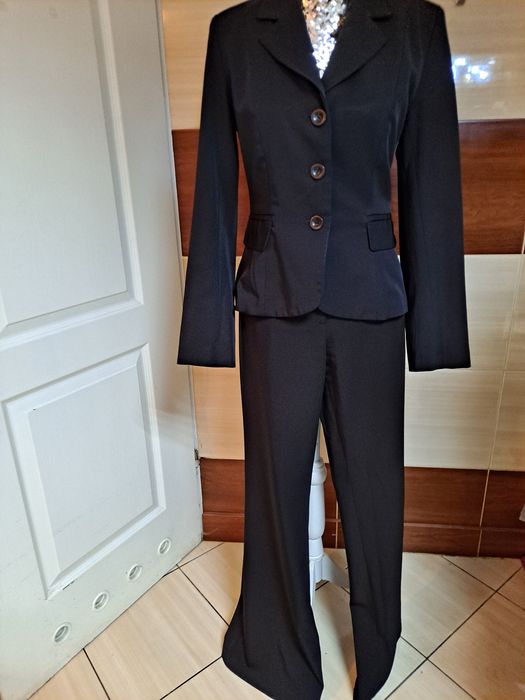 Elegancki garnitur damski klasyczny.