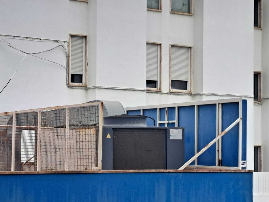 Aparelho de ar condicionado e painel em Centro Comercial, em Cascais