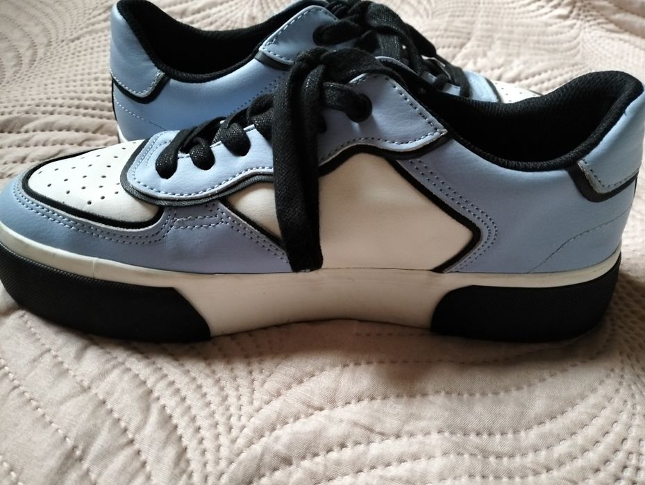 Błękitne buty z grafiką anime Naruto, Bershka