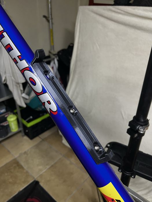 Uchwyt do zamontowania puszki 500ml w miejcu bidonu