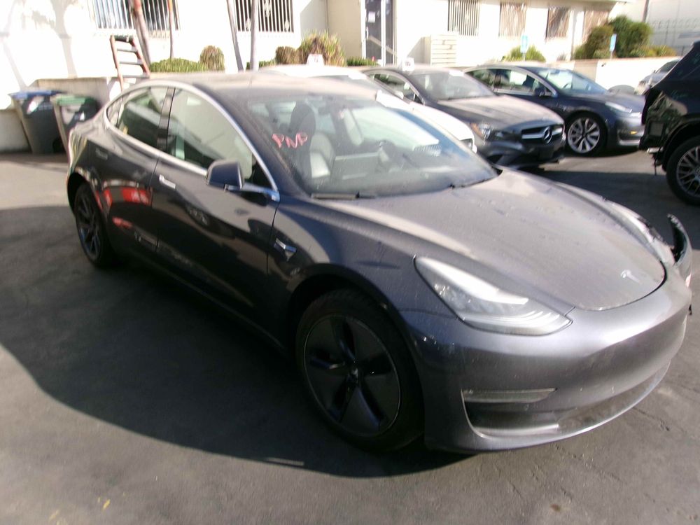 Продам Tesla model 3, уже в Украине.