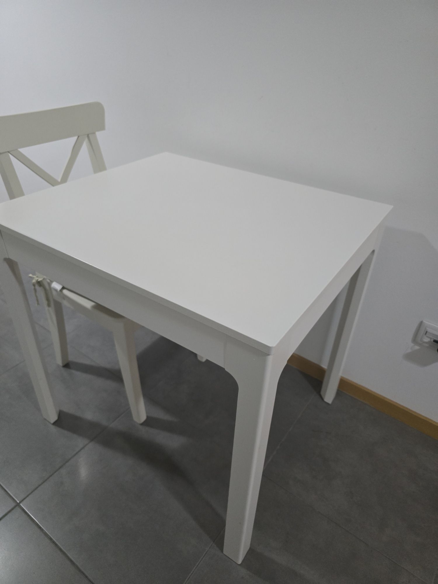 Mesa extensível IKEA EKEDALEN + 2 cadeiras INGOLF (brancas)