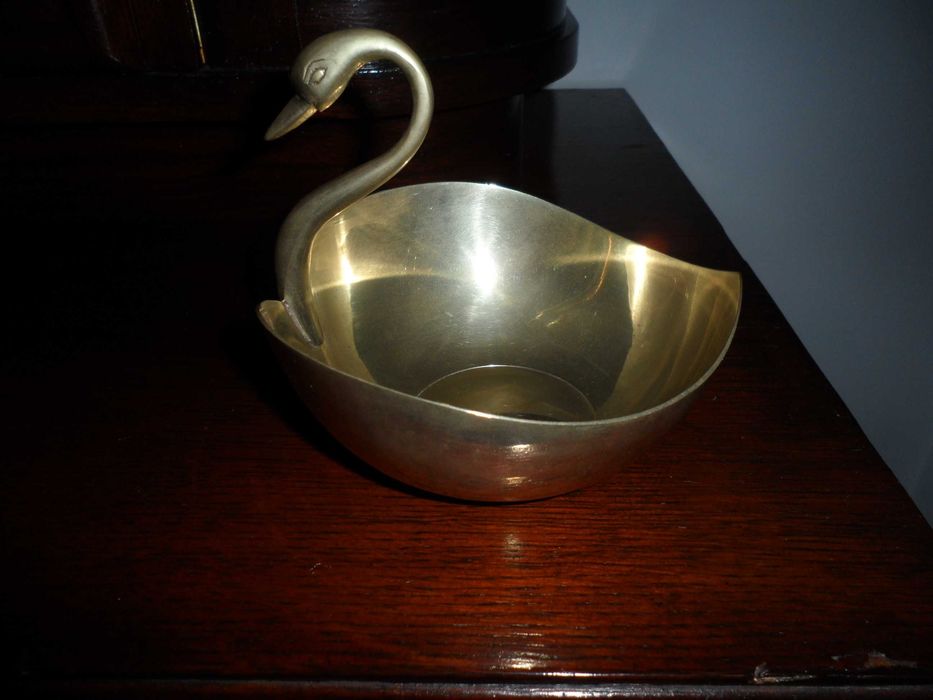 łabędź z mosiądzu