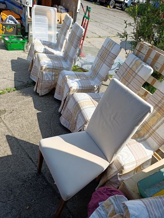 Krzesła drewniane z pokrowcem