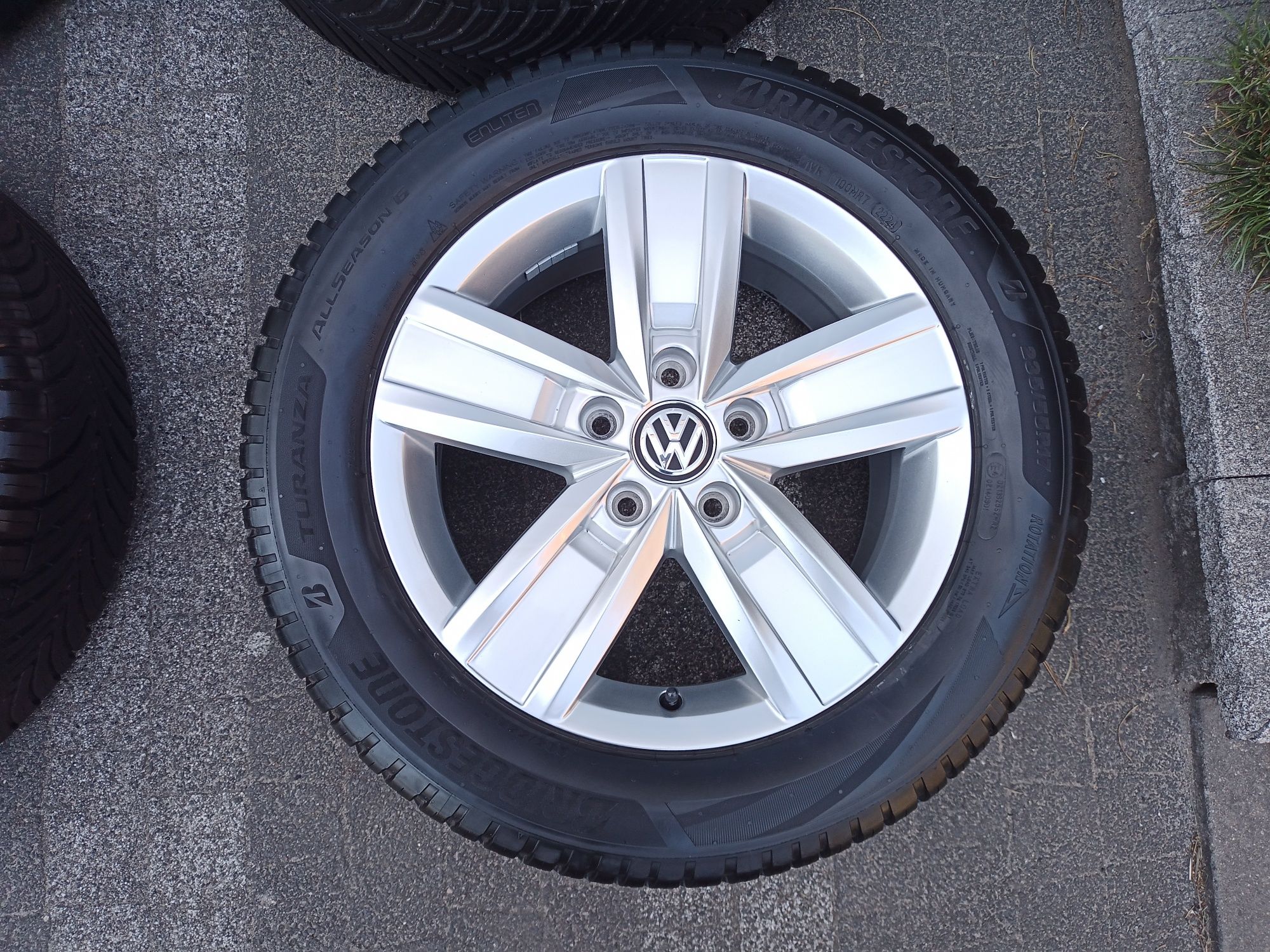 Koła całoroczne Bridgestone 235/55R17 VW Multivan Caravelle T6.1 T6 T5