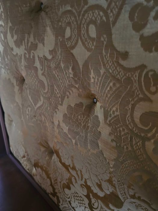 Cristaleira antiga em madeira maciça com fundo acolchoado