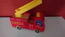 Carro de bombeiros em madeira (brinquedo)