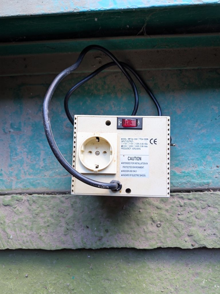 Стабилизатор Powercom TCA-1200 1200VA/600W  чистый синус 1/2 цены