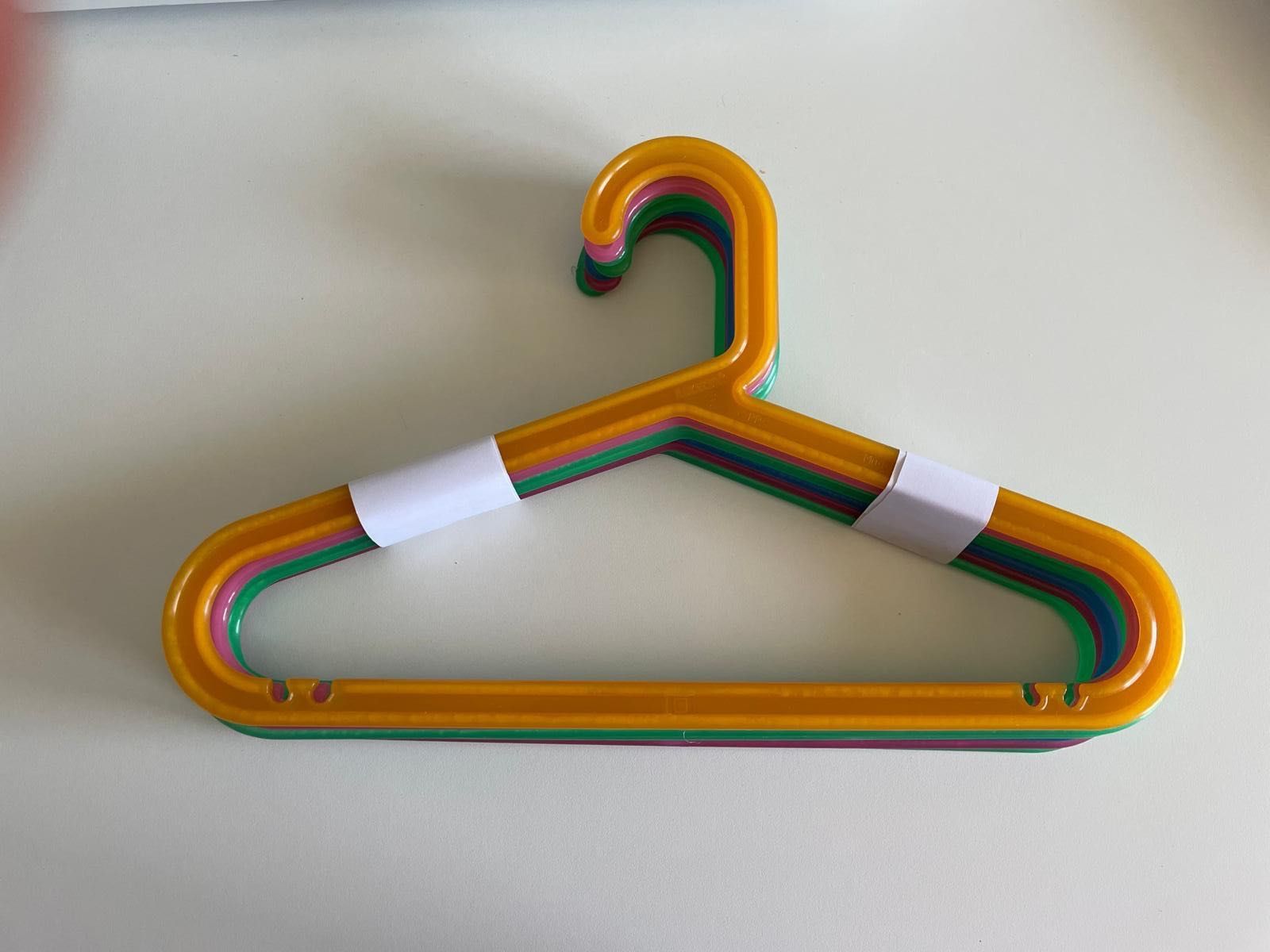 Cabides IKEA de criança, várias cores em conjunto de 8 unidades