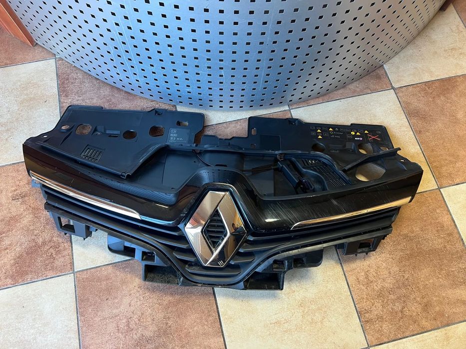 GRILL ATRAPA ZDERZAKA EMBLEMAT ZNACZEK RENAULT CLIO IV LIFT