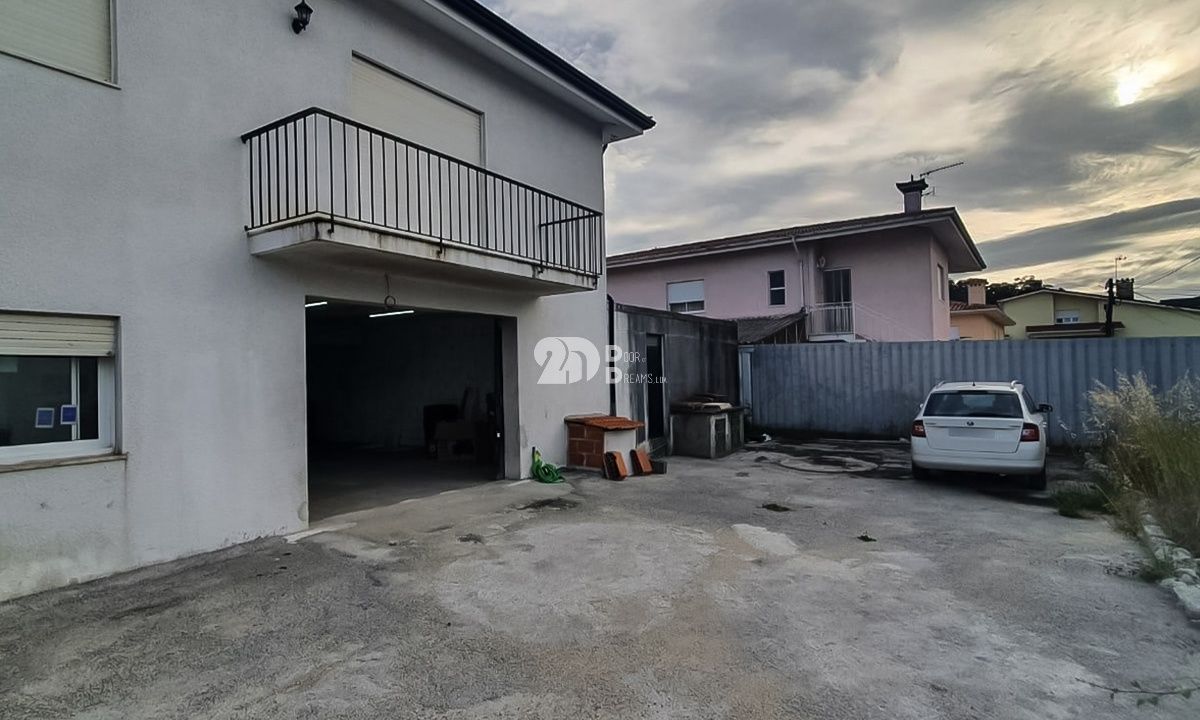 Armazém com 135m², localizado na freguesia de Landim, em Vila Nova de