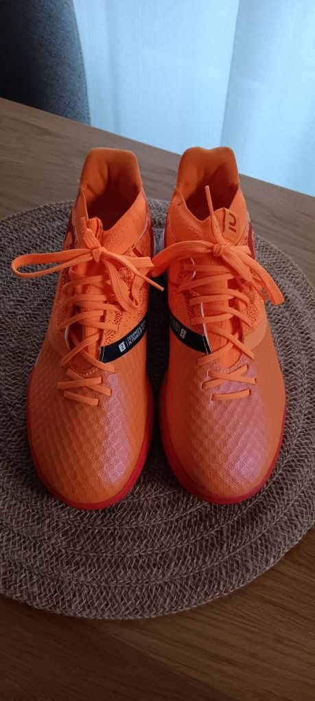 Nowe buty do piłki nożnej dla chłopca Turfy marki Kipsta rozmiar 39