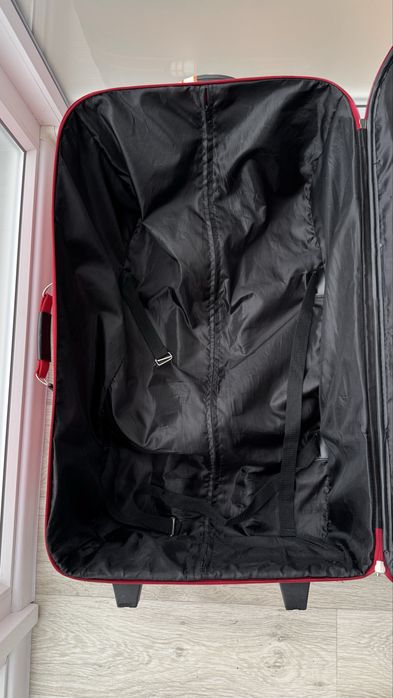 Большой чемодан на колесах