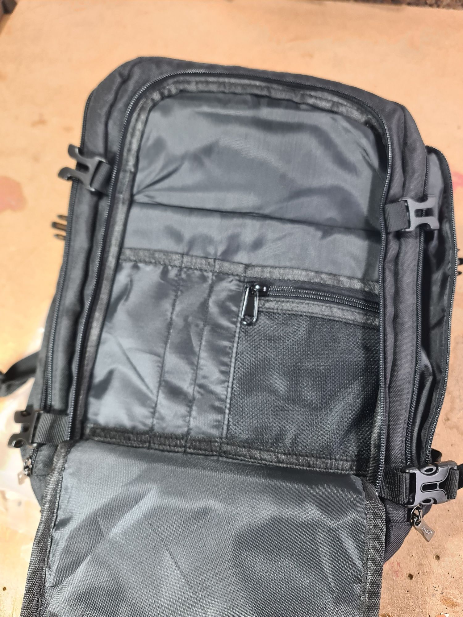 Mochila para pc/tablet compatível com todas as companhias aéreas