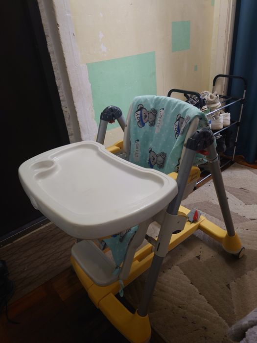Віддам дитяче ліжечко,ванночку,столик для годування.