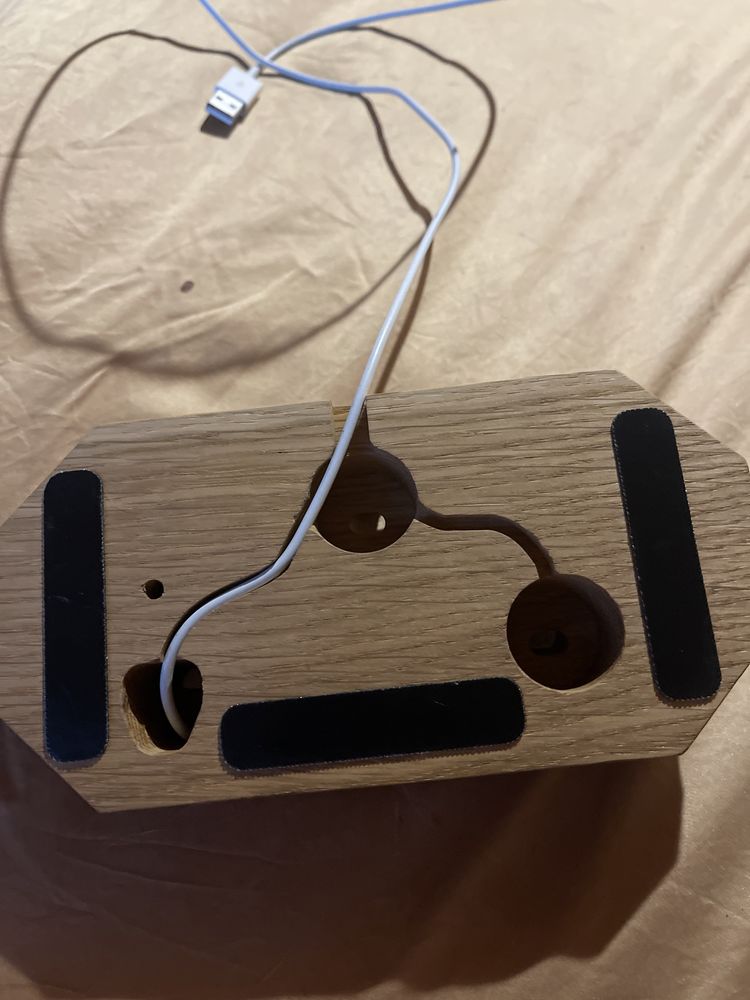 Drewniana podstawka na dwa telefony i ładowarka do Apple Watcha