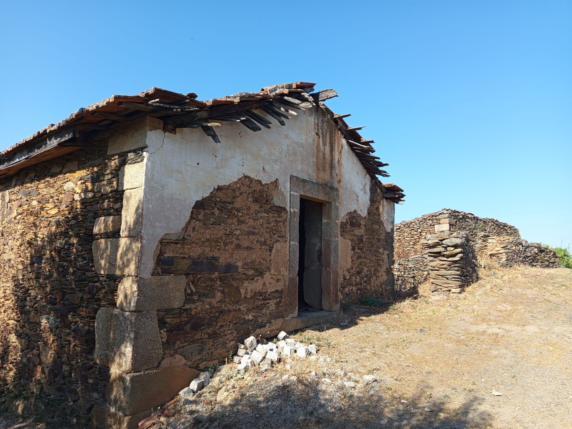 Vendo uma casa em mós Moncorvo