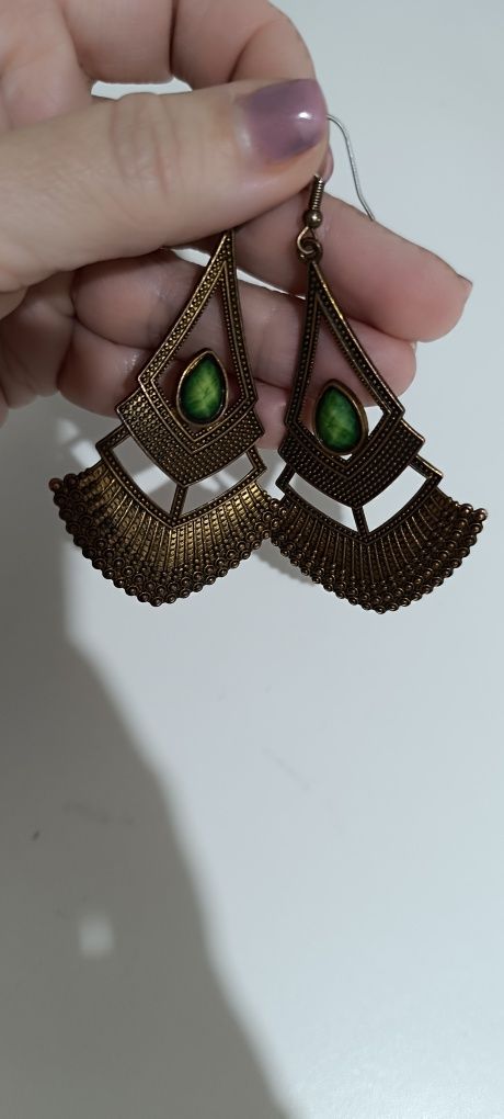 Brincos em dourado escuro e pedra verde