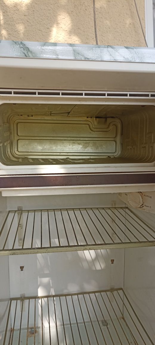 Продам холодильник Днепр 2м