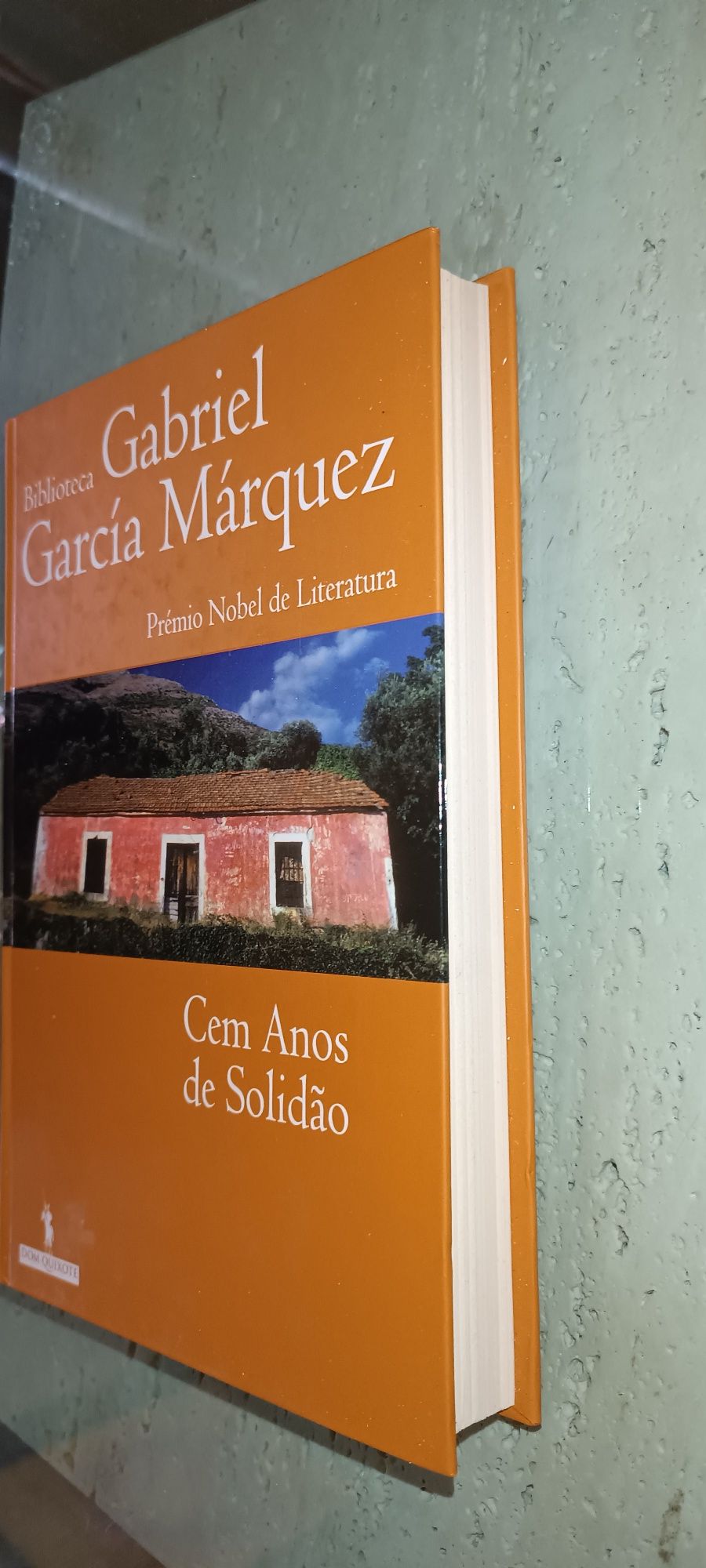 Livro Cem anos de solidão por Gabriel Garcia Marques