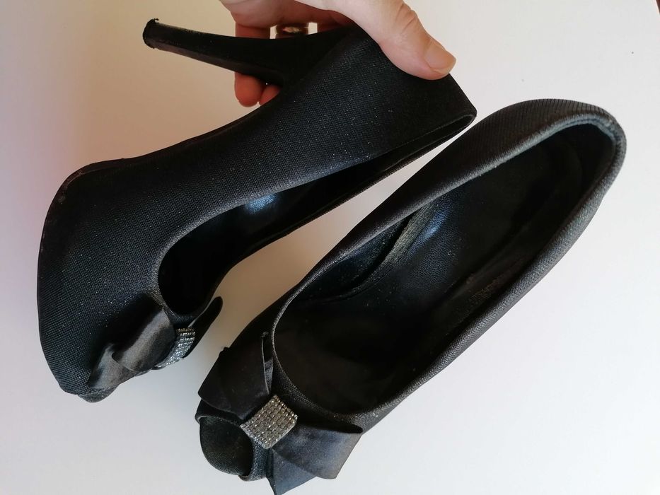 Sapatos pretos - tamanho 37