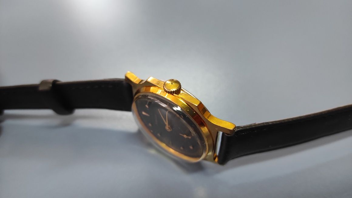 Radziecki złocony zegarek Pobieda 15 kamieni - czarna piaskowa tarcza