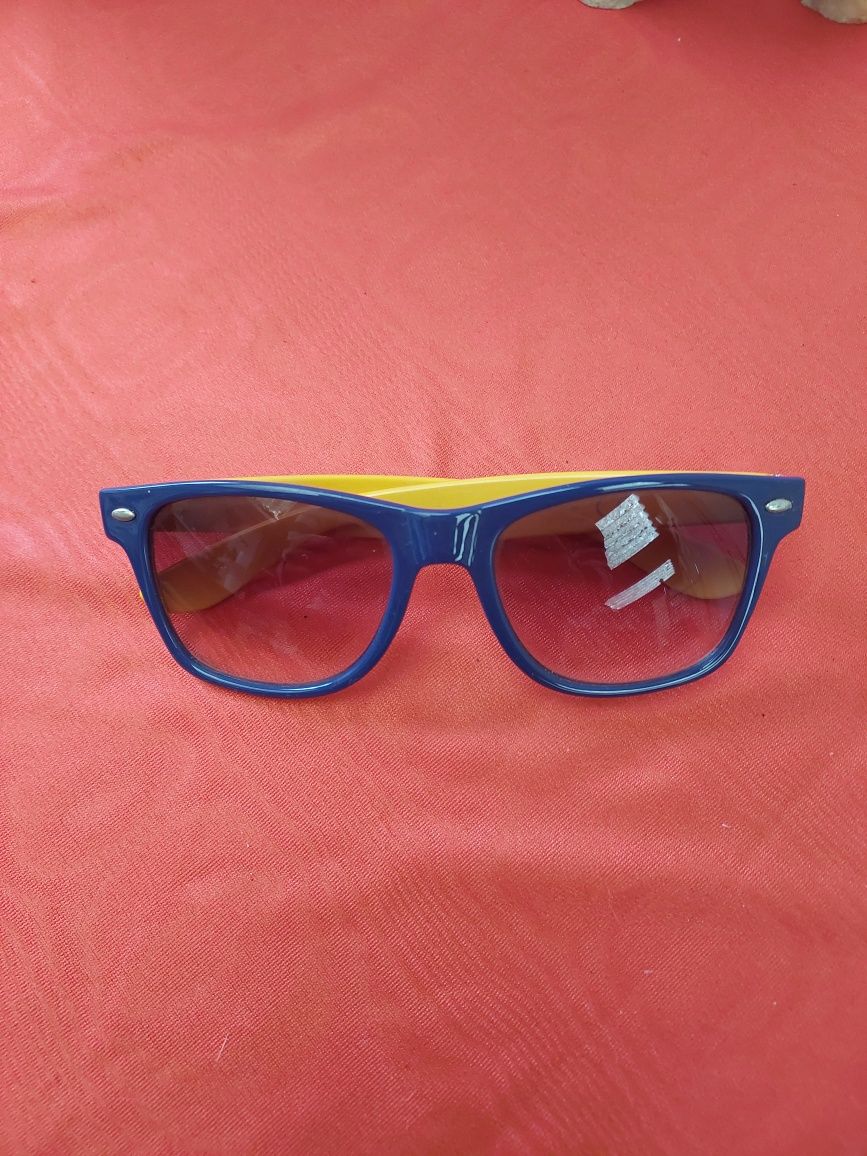 oculos de sol azul e amarelo