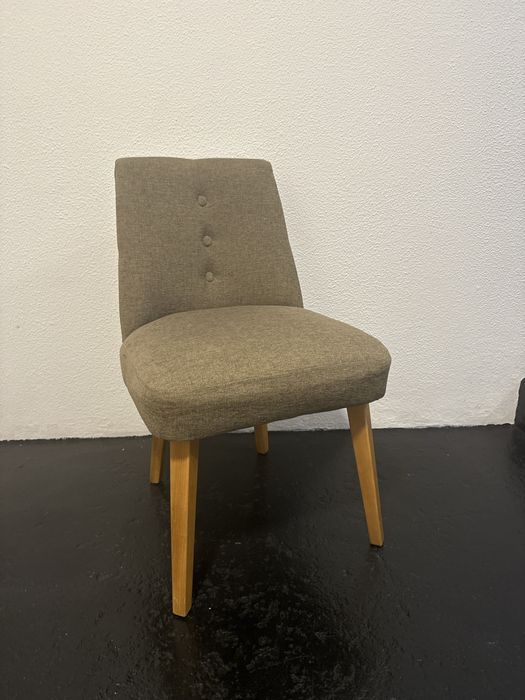 Cadeira de quarto ou sala em tecido e madeira