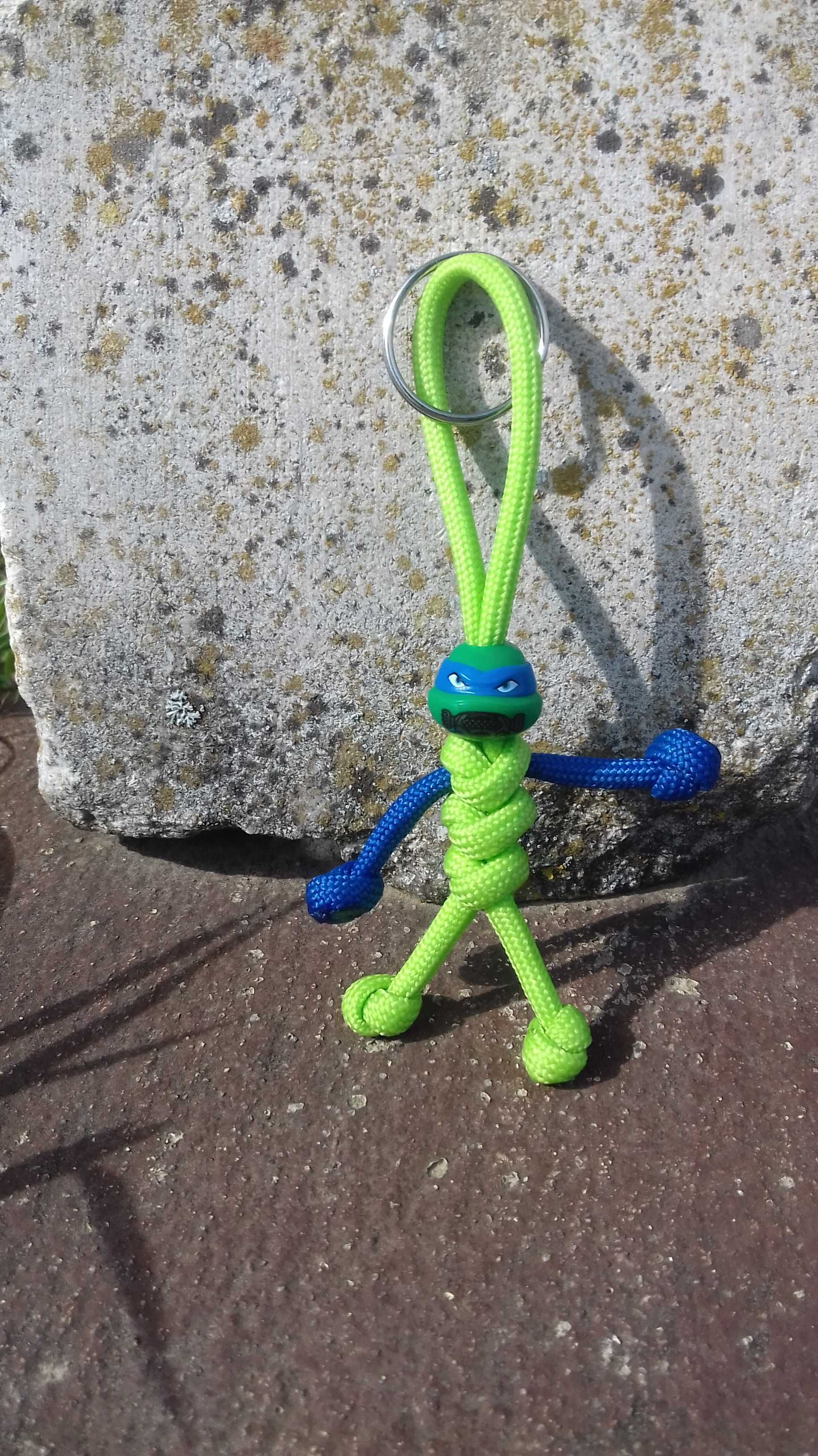 Porta-chaves Boneco Bombeiro em Paracord