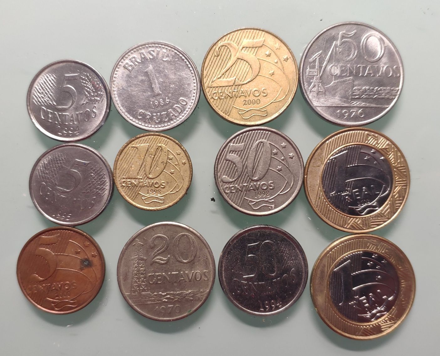 Conjunto de moedas de real, centavo de real e cruzeiro