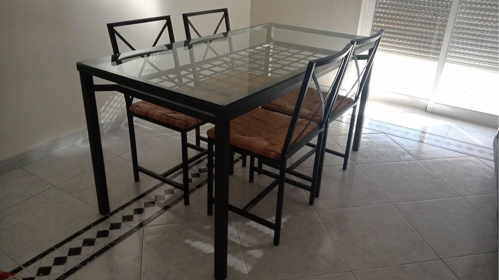 Mesa e cadeiras como novas