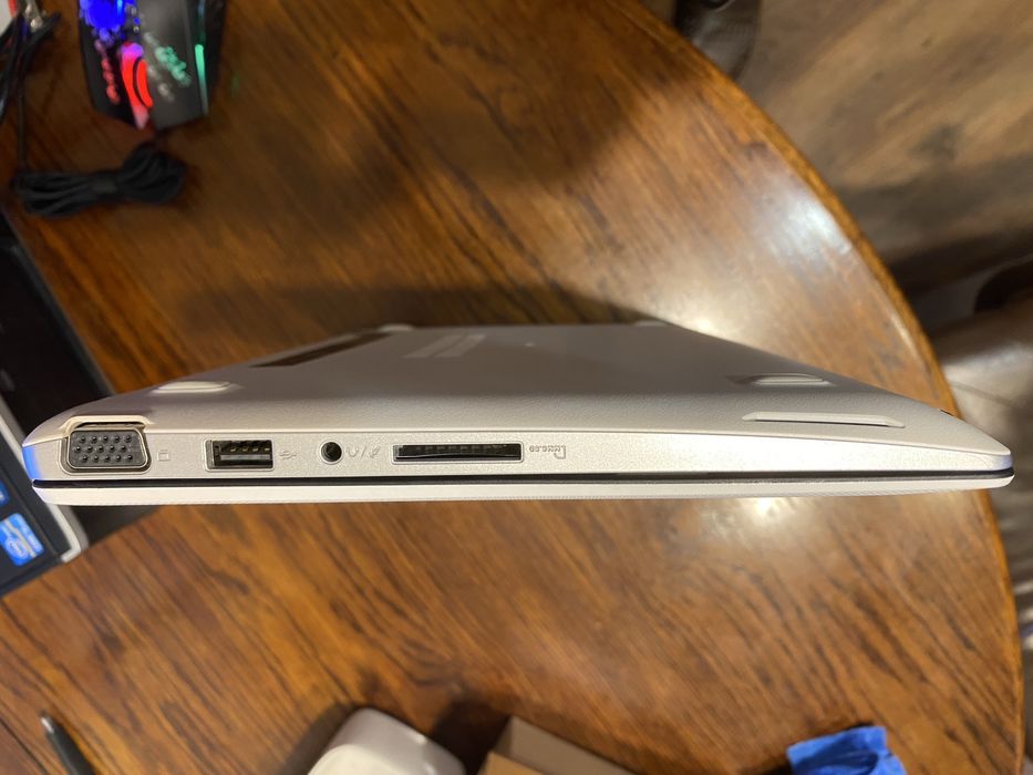Asus X201E laptop mały