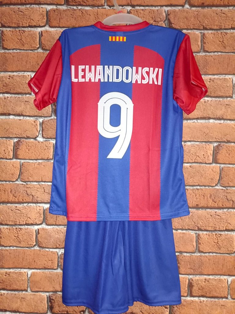 Strój piłkarski dziecięcy z getrami FC Barcelona Lewandowski rozm. 128