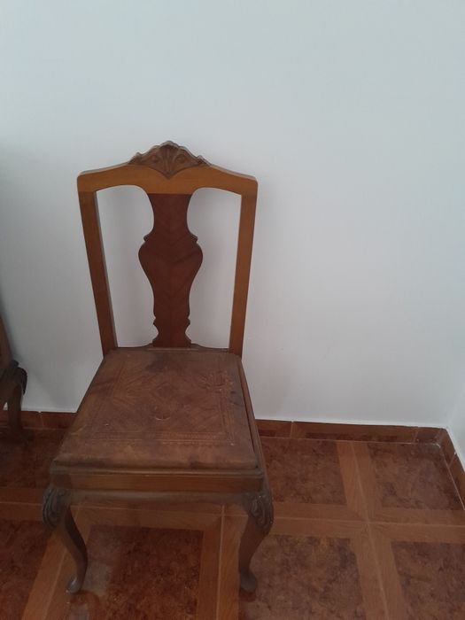 5 cadeiras e um móvel de sala antigos