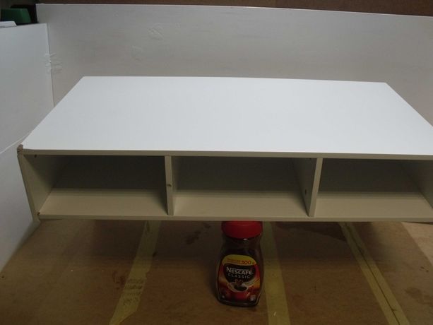 Białe biurko naścienne, biurko montowane do ściany z pólkami Sobuy
