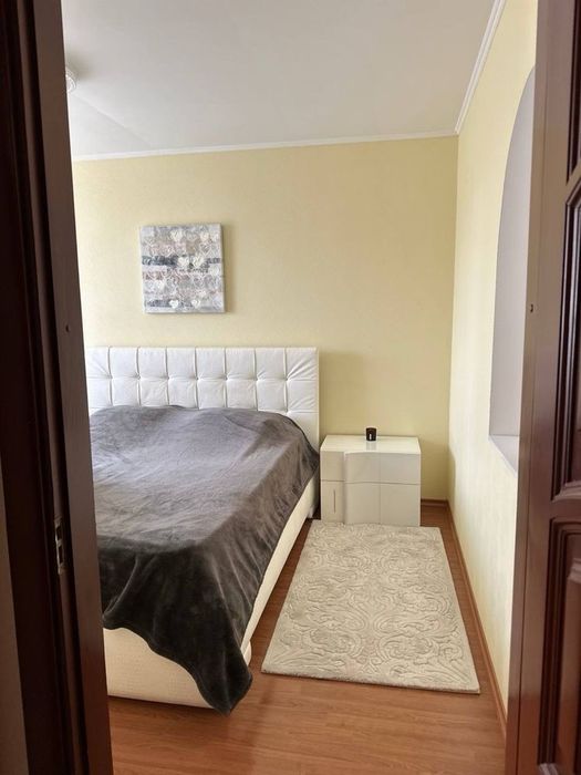 Продається простора 4 - кім. квартира в центрі з видом на Лебединку "