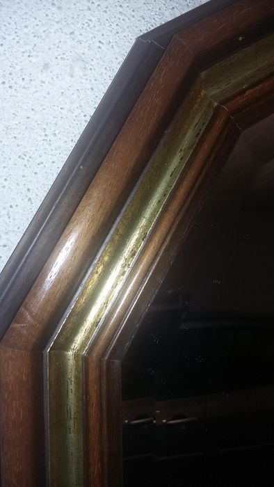 Espelho com moldura de madeira