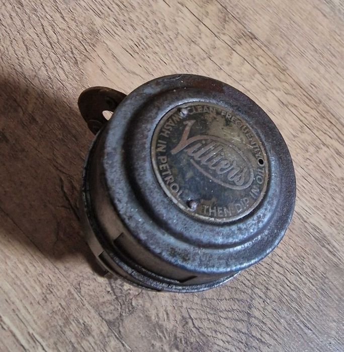 Stary przedwojenny filtr powietrza firmy Villiers