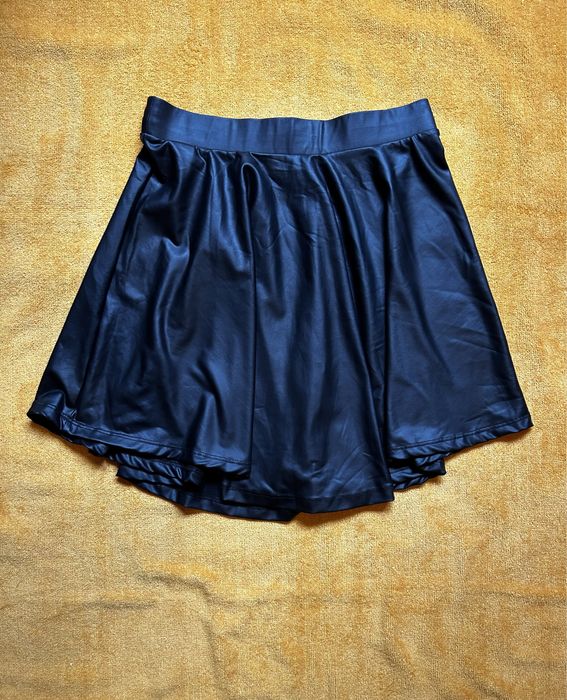 Saia godê em napa da Bershka. Nova