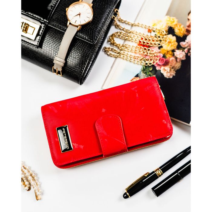 czerwony portfel w orientacji pionowej wykonany ze skóry naturalnej