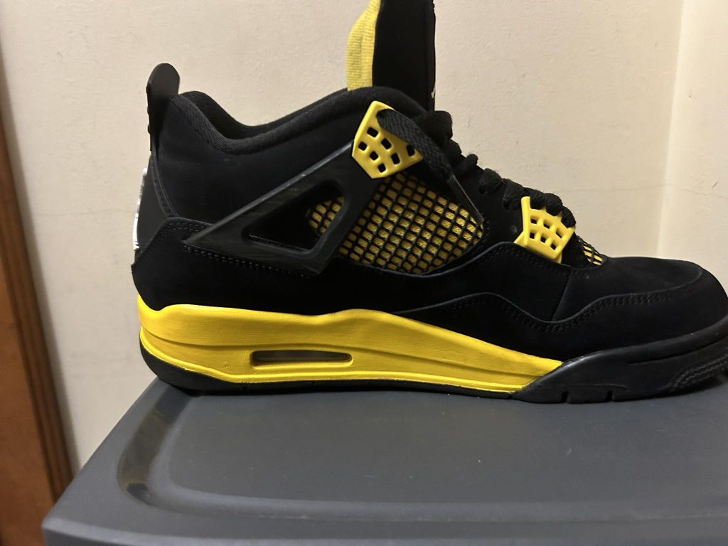 Air Jordan 4 thunder