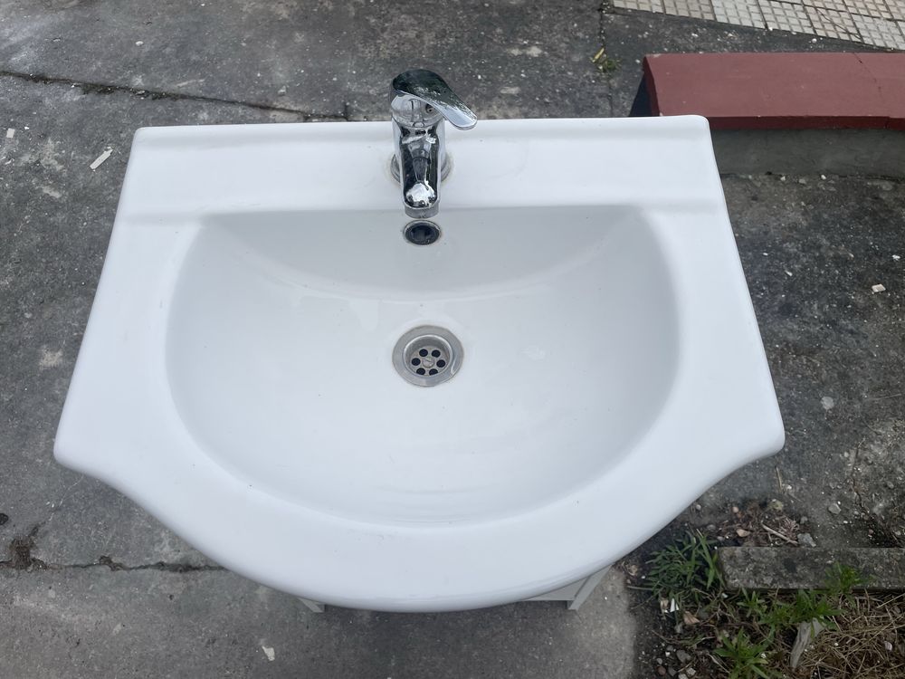 Szafka z umywalką i baterią