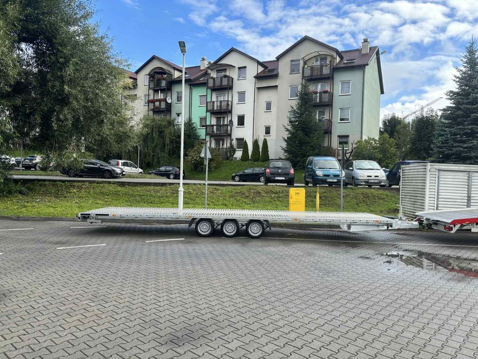 Wynajem przyczepy laweta – 8,5 × 2,1 m, 3 osie, na 2 samochody