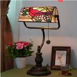 Lampa witrażowa w stylu Tiffany. Ptak w kwiatach