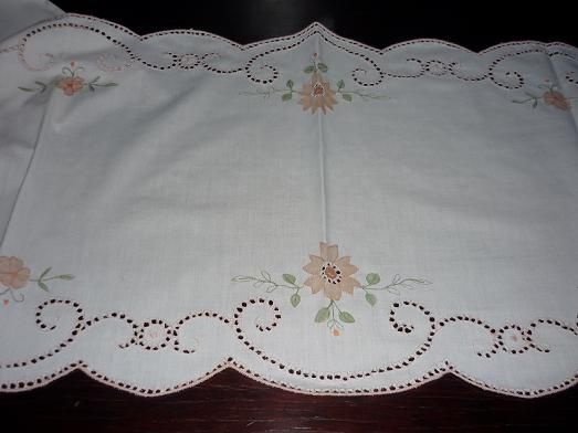 panos ou naperons bordados máquina, com o mesmo motivo