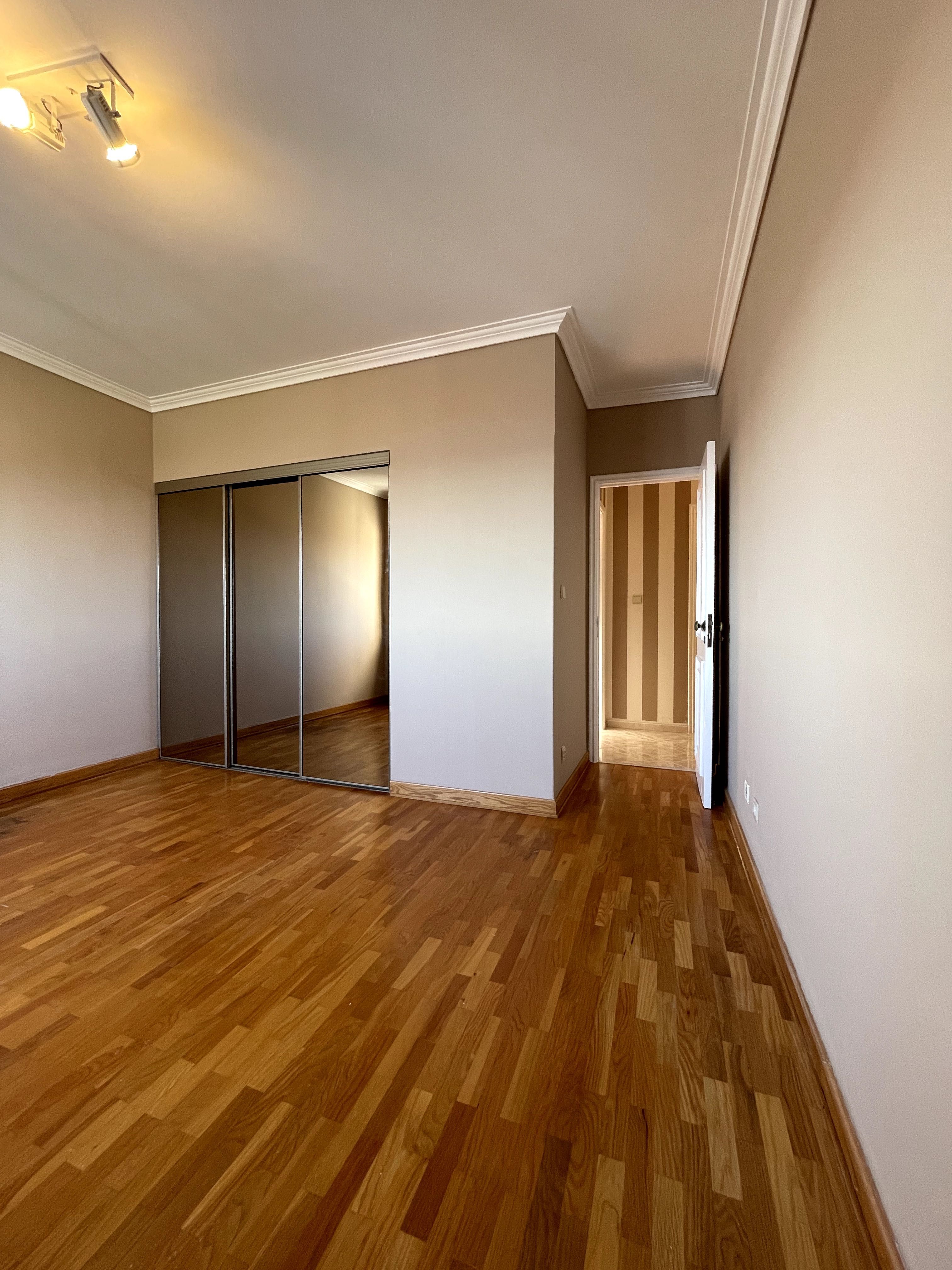 T3 p/ arrendar – São João do Estoril (Torre da Galiza) – Vista Mar